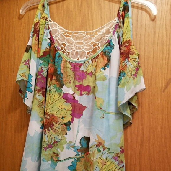 Tops - Picture 4 of 5